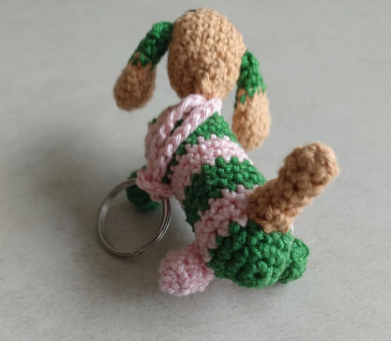 Colgante de llave hecho a mano con forma de dachshund, rosa y verde tejido a crochet – photo 2
